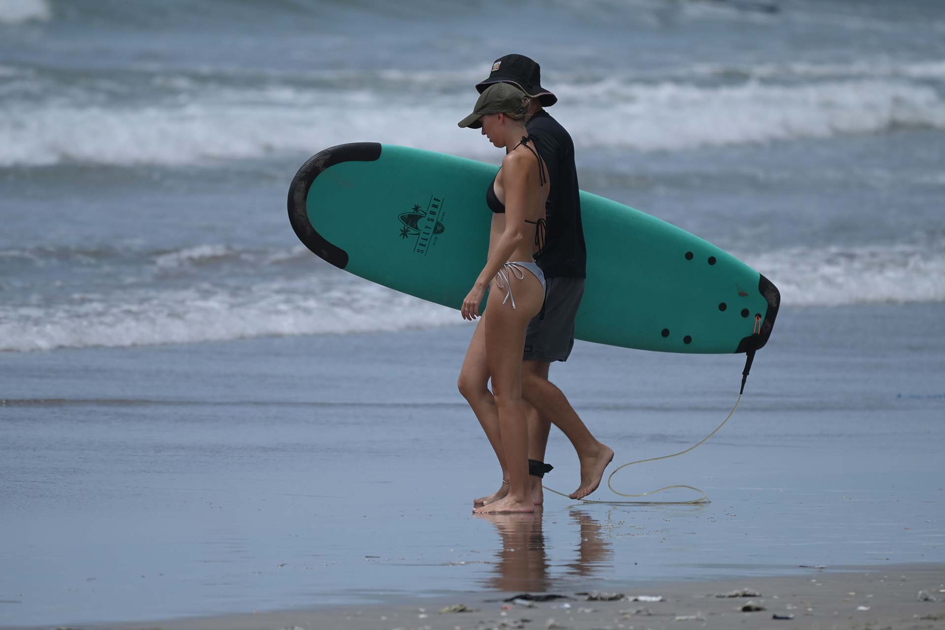 Surfer lopend op het strand