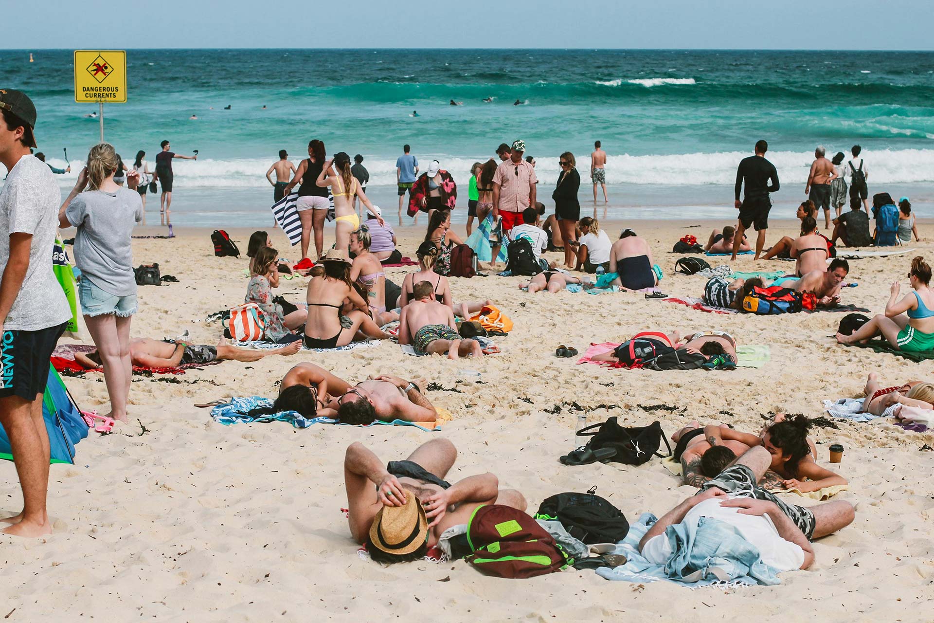 Strand vol met mensen